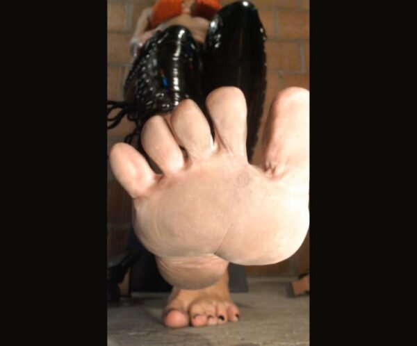 1 #10 Lèche mes pieds dans mon garage !