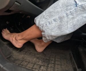Pedal pumping pieds nus