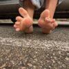 Pedal pumping pieds nus